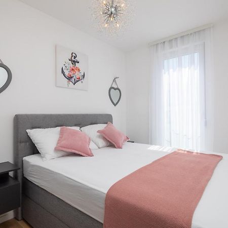 Apartment Alegria In Okrug With Heated Pool, Sea View, Jacuzzi, Wifi Trogir Ngoại thất bức ảnh