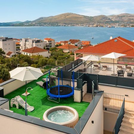 Apartment Alegria In Okrug With Heated Pool, Sea View, Jacuzzi, Wifi Trogir Ngoại thất bức ảnh