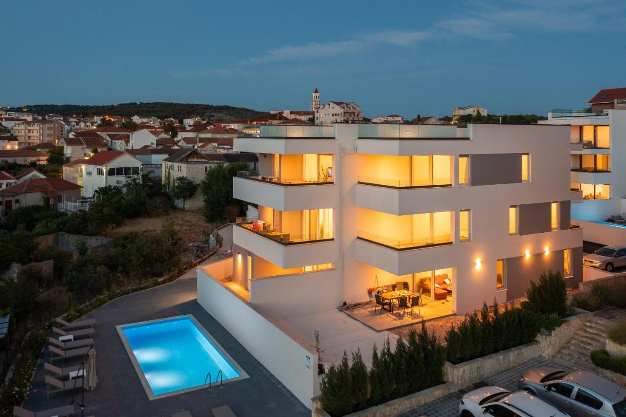 Apartment Alegria In Okrug With Heated Pool, Sea View, Jacuzzi, Wifi Trogir Ngoại thất bức ảnh