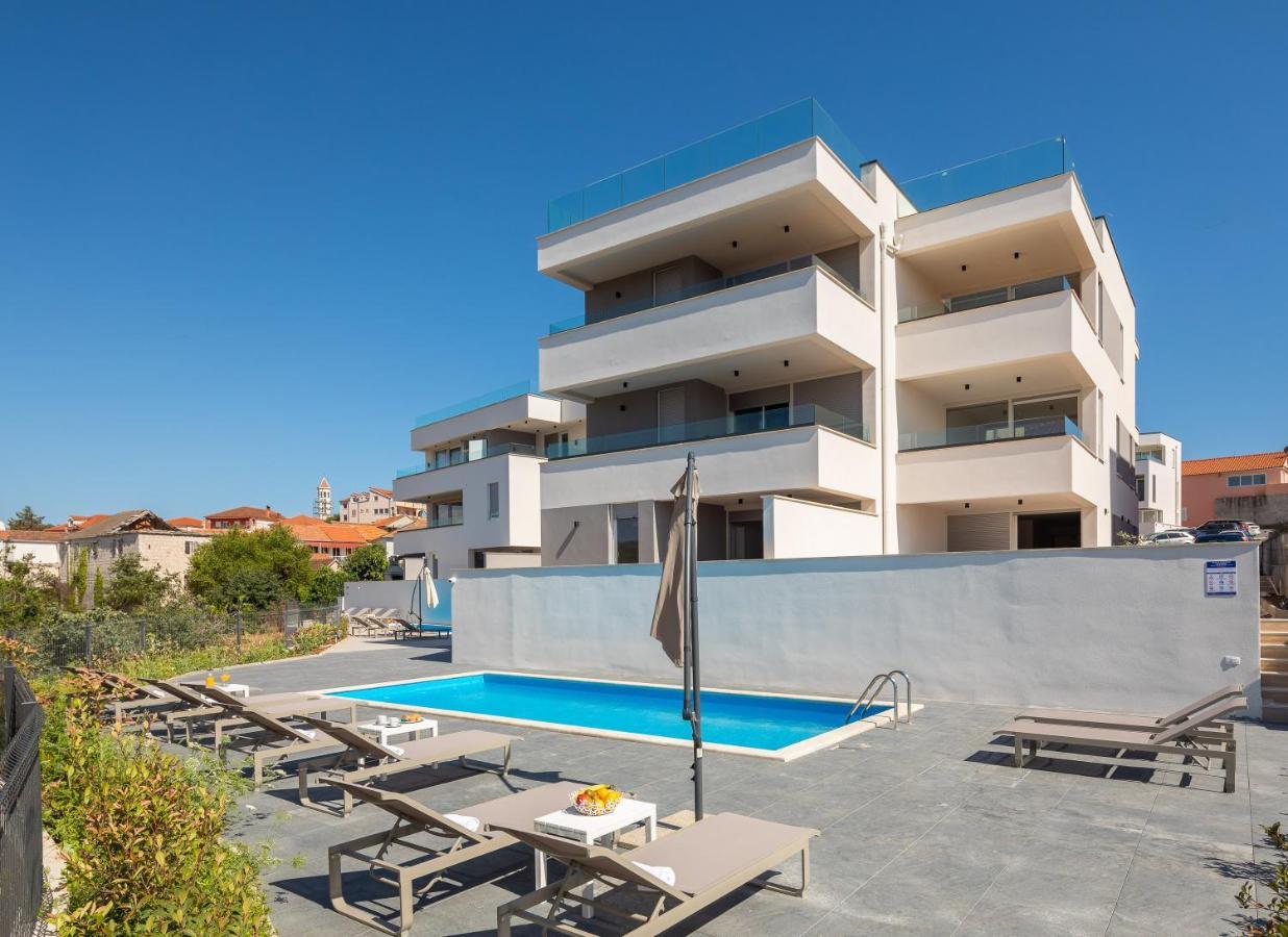 Apartment Alegria In Okrug With Heated Pool, Sea View, Jacuzzi, Wifi Trogir Ngoại thất bức ảnh
