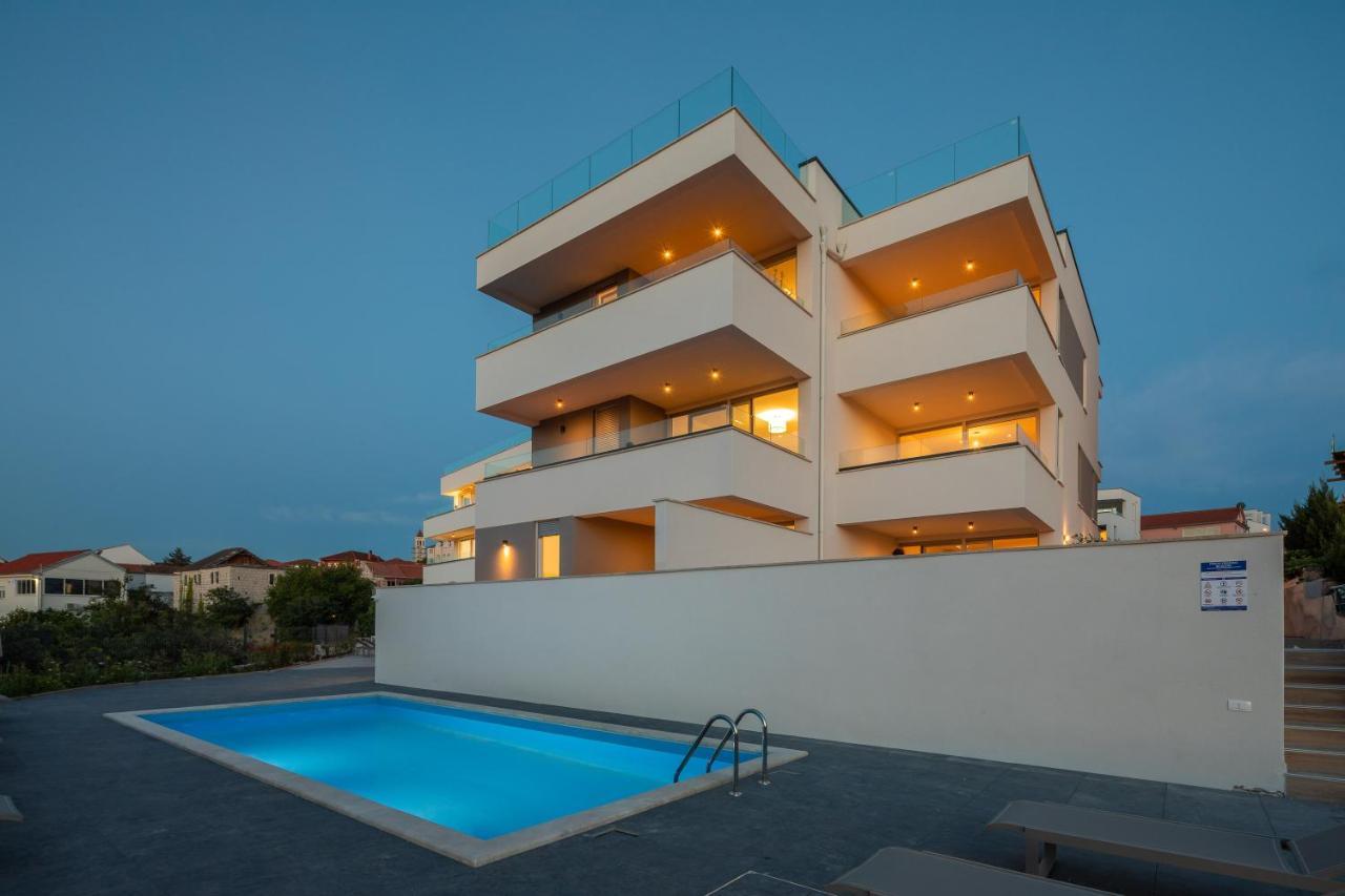 Apartment Alegria In Okrug With Heated Pool, Sea View, Jacuzzi, Wifi Trogir Ngoại thất bức ảnh