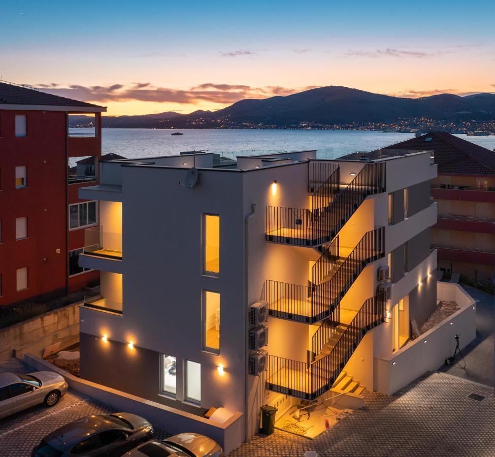 Apartment Alegria In Okrug With Heated Pool, Sea View, Jacuzzi, Wifi Trogir Ngoại thất bức ảnh