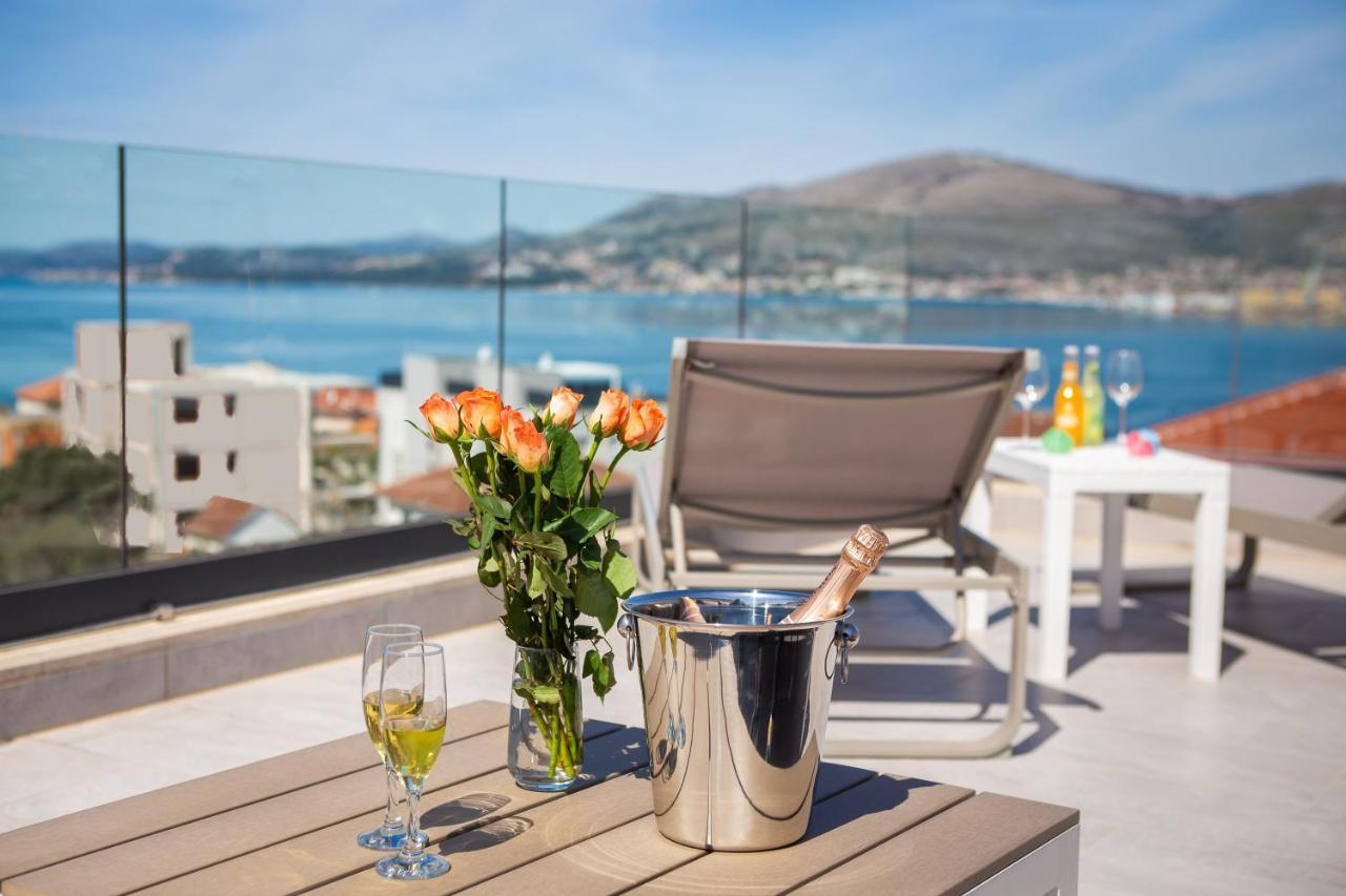 Apartment Alegria In Okrug With Heated Pool, Sea View, Jacuzzi, Wifi Trogir Ngoại thất bức ảnh