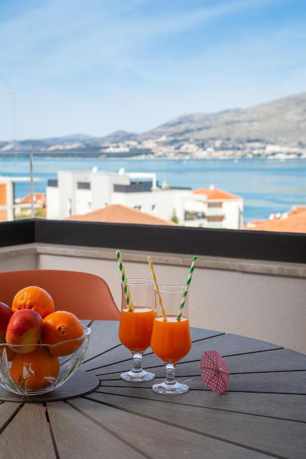 Apartment Alegria In Okrug With Heated Pool, Sea View, Jacuzzi, Wifi Trogir Ngoại thất bức ảnh
