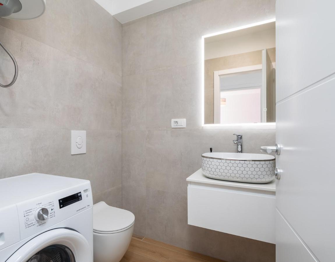 Apartment Alegria In Okrug With Heated Pool, Sea View, Jacuzzi, Wifi Trogir Ngoại thất bức ảnh