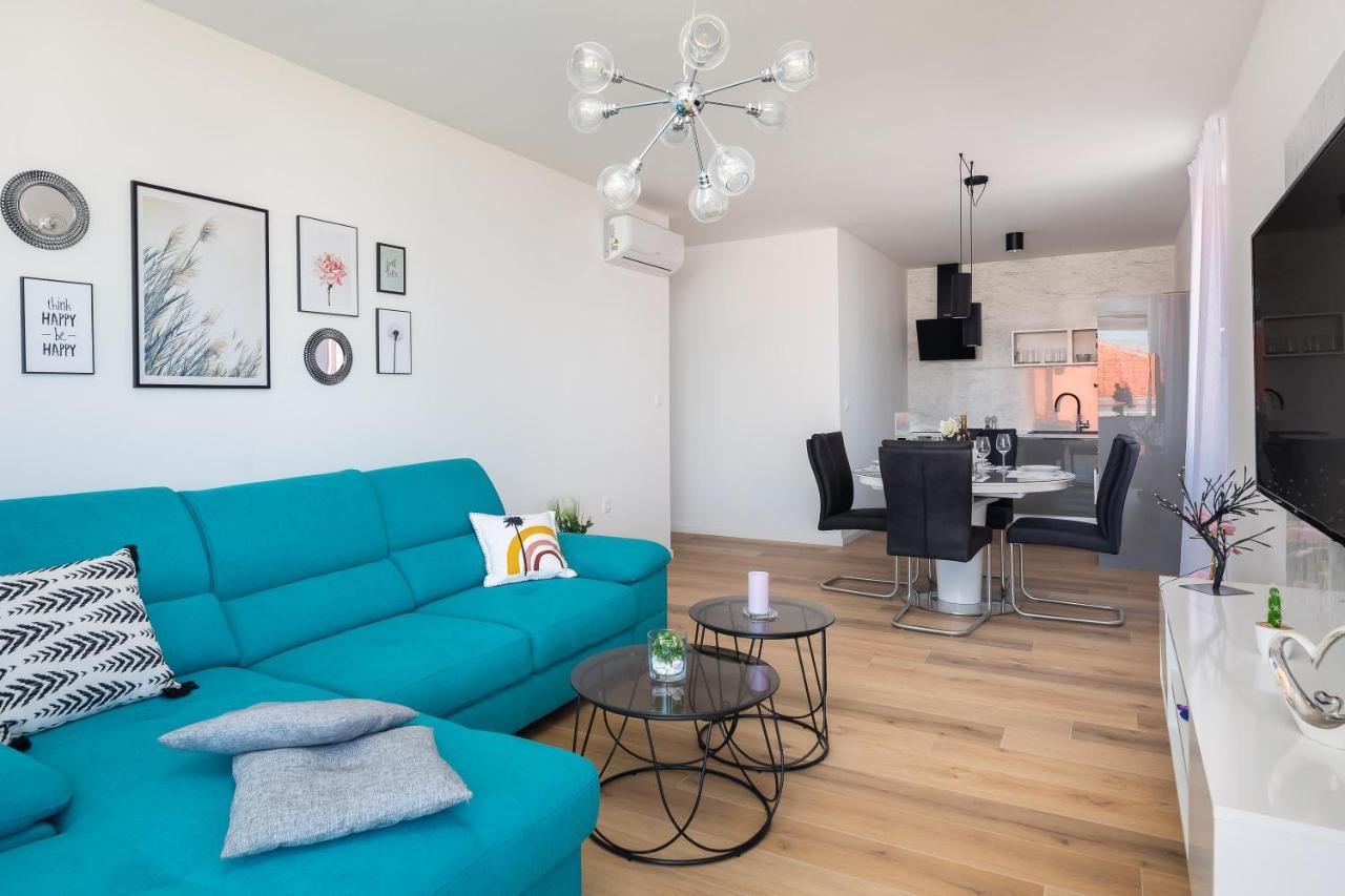 Apartment Alegria In Okrug With Heated Pool, Sea View, Jacuzzi, Wifi Trogir Ngoại thất bức ảnh
