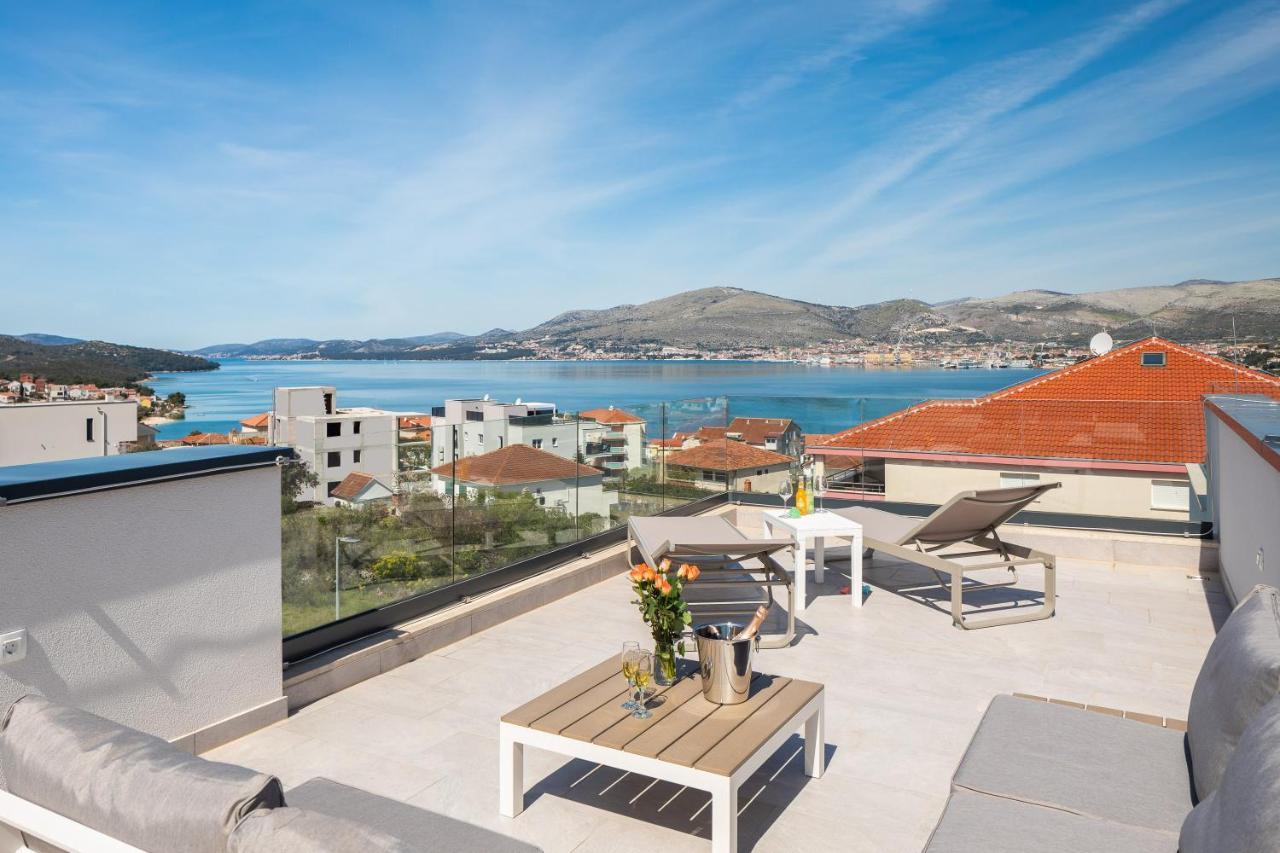 Apartment Alegria In Okrug With Heated Pool, Sea View, Jacuzzi, Wifi Trogir Ngoại thất bức ảnh