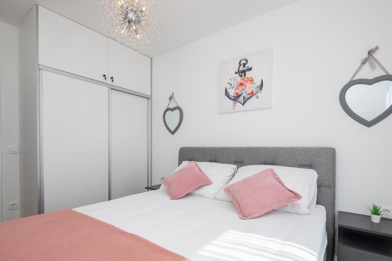 Apartment Alegria In Okrug With Heated Pool, Sea View, Jacuzzi, Wifi Trogir Ngoại thất bức ảnh