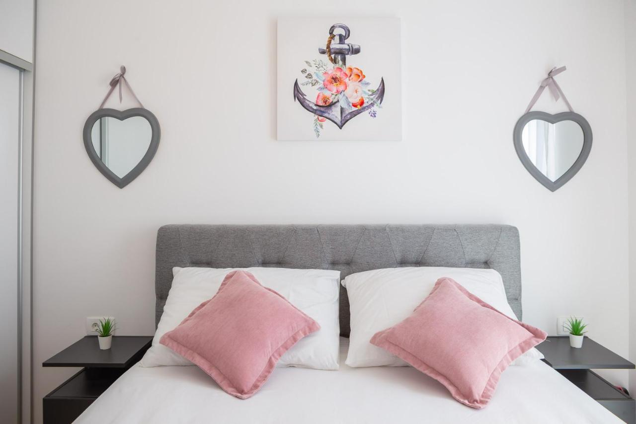 Apartment Alegria In Okrug With Heated Pool, Sea View, Jacuzzi, Wifi Trogir Ngoại thất bức ảnh
