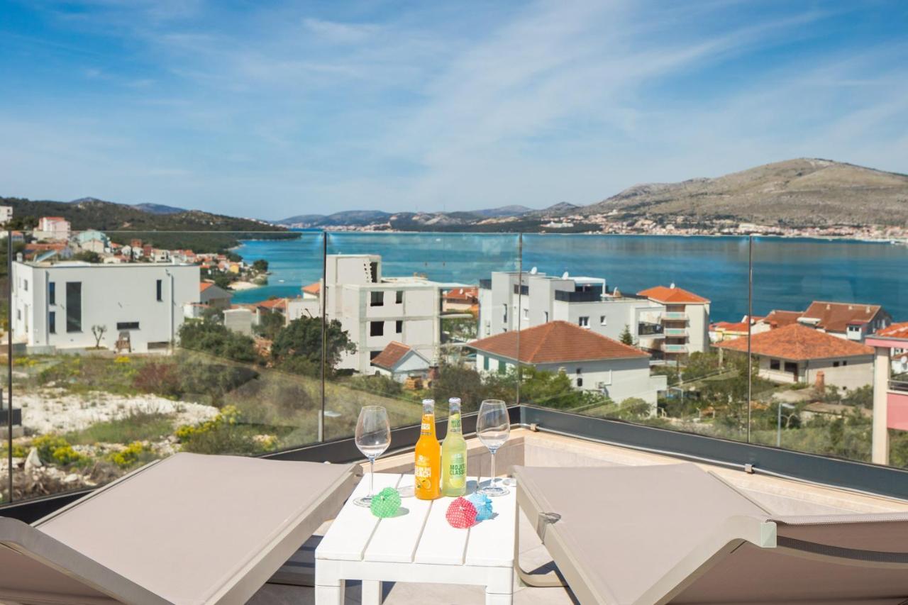 Apartment Alegria In Okrug With Heated Pool, Sea View, Jacuzzi, Wifi Trogir Ngoại thất bức ảnh