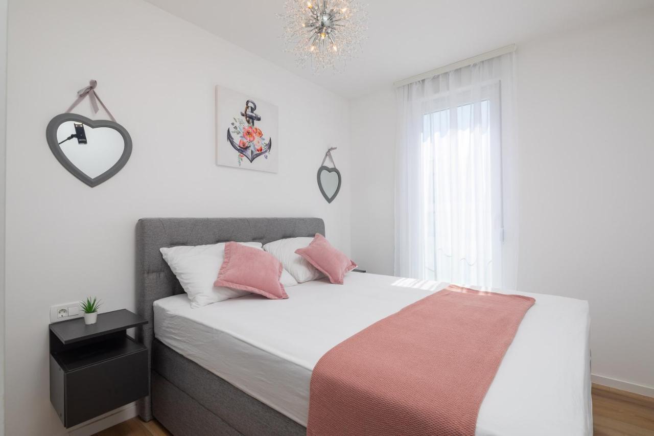 Apartment Alegria In Okrug With Heated Pool, Sea View, Jacuzzi, Wifi Trogir Ngoại thất bức ảnh