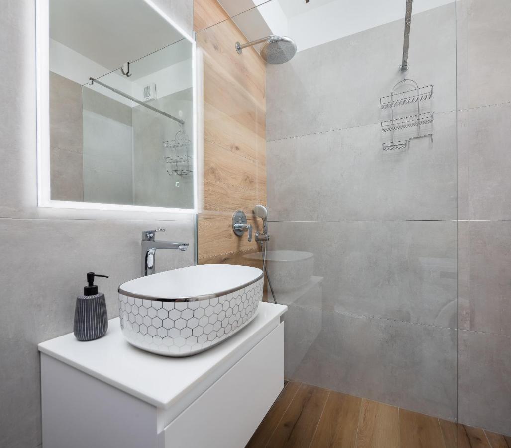 Apartment Alegria In Okrug With Heated Pool, Sea View, Jacuzzi, Wifi Trogir Ngoại thất bức ảnh