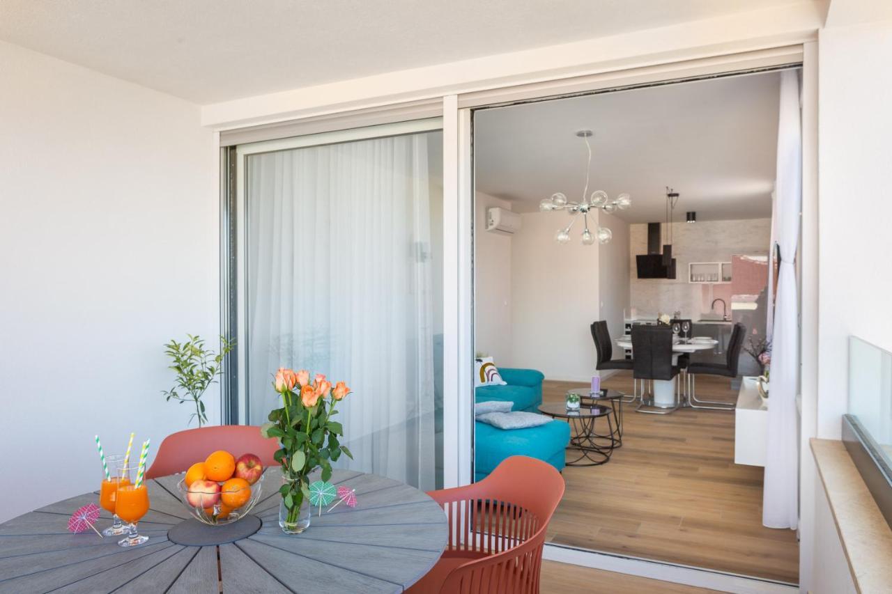 Apartment Alegria In Okrug With Heated Pool, Sea View, Jacuzzi, Wifi Trogir Ngoại thất bức ảnh