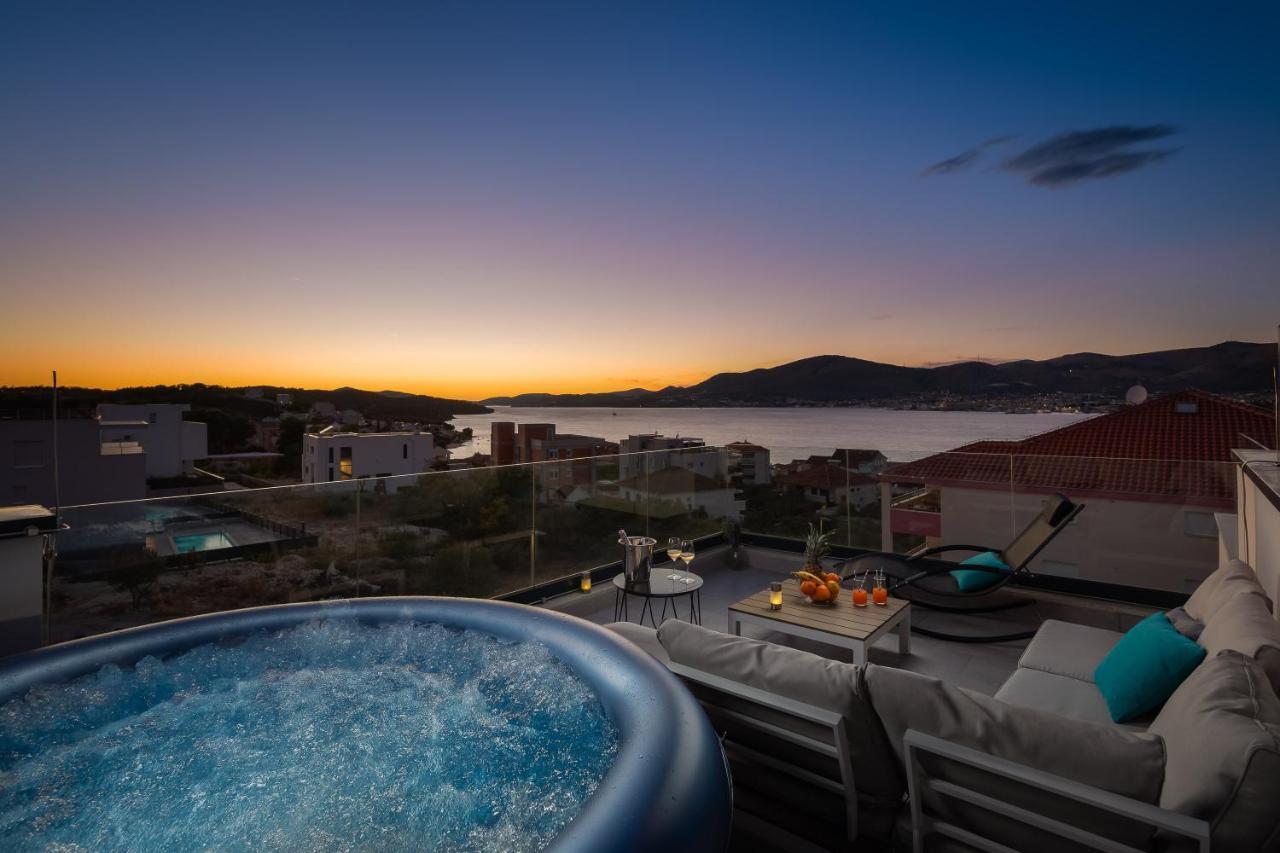 Apartment Alegria In Okrug With Heated Pool, Sea View, Jacuzzi, Wifi Trogir Ngoại thất bức ảnh
