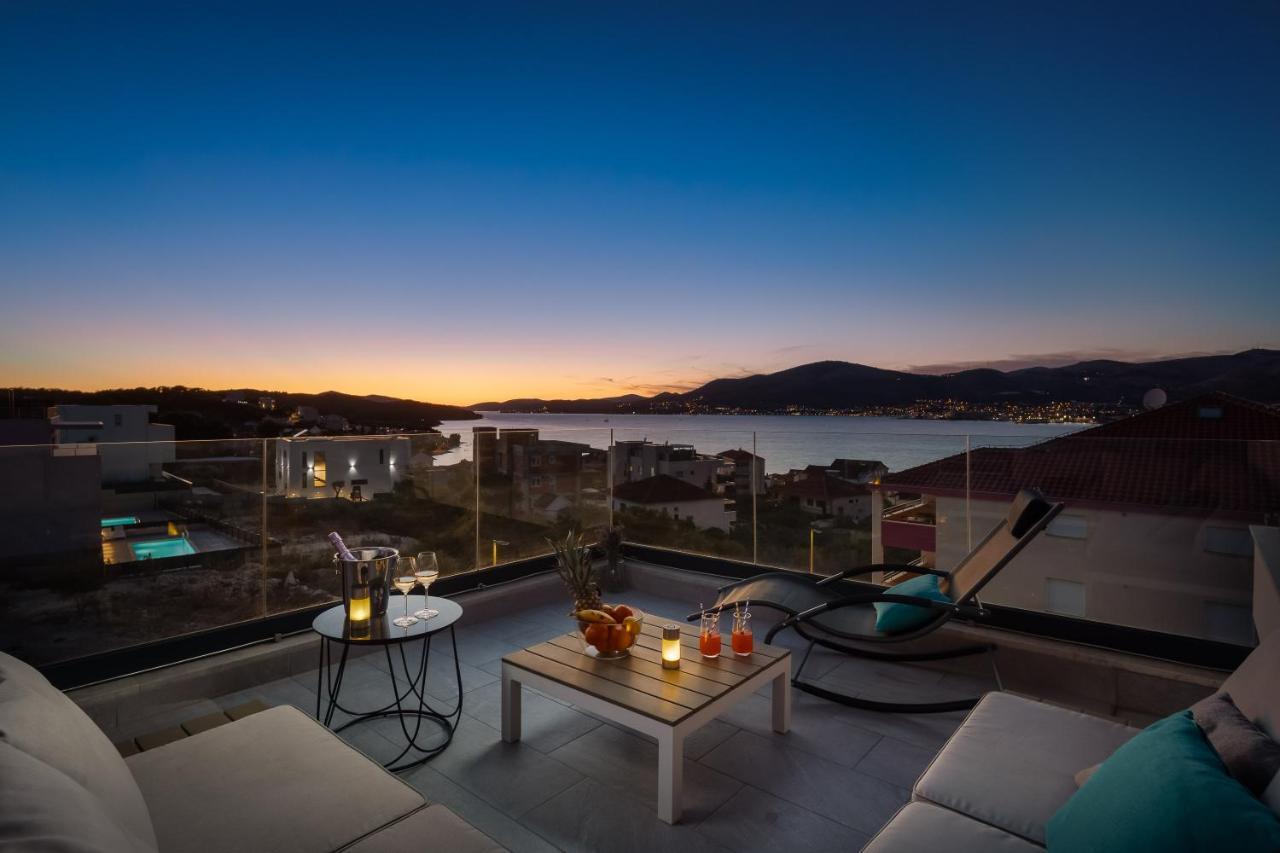 Apartment Alegria In Okrug With Heated Pool, Sea View, Jacuzzi, Wifi Trogir Ngoại thất bức ảnh