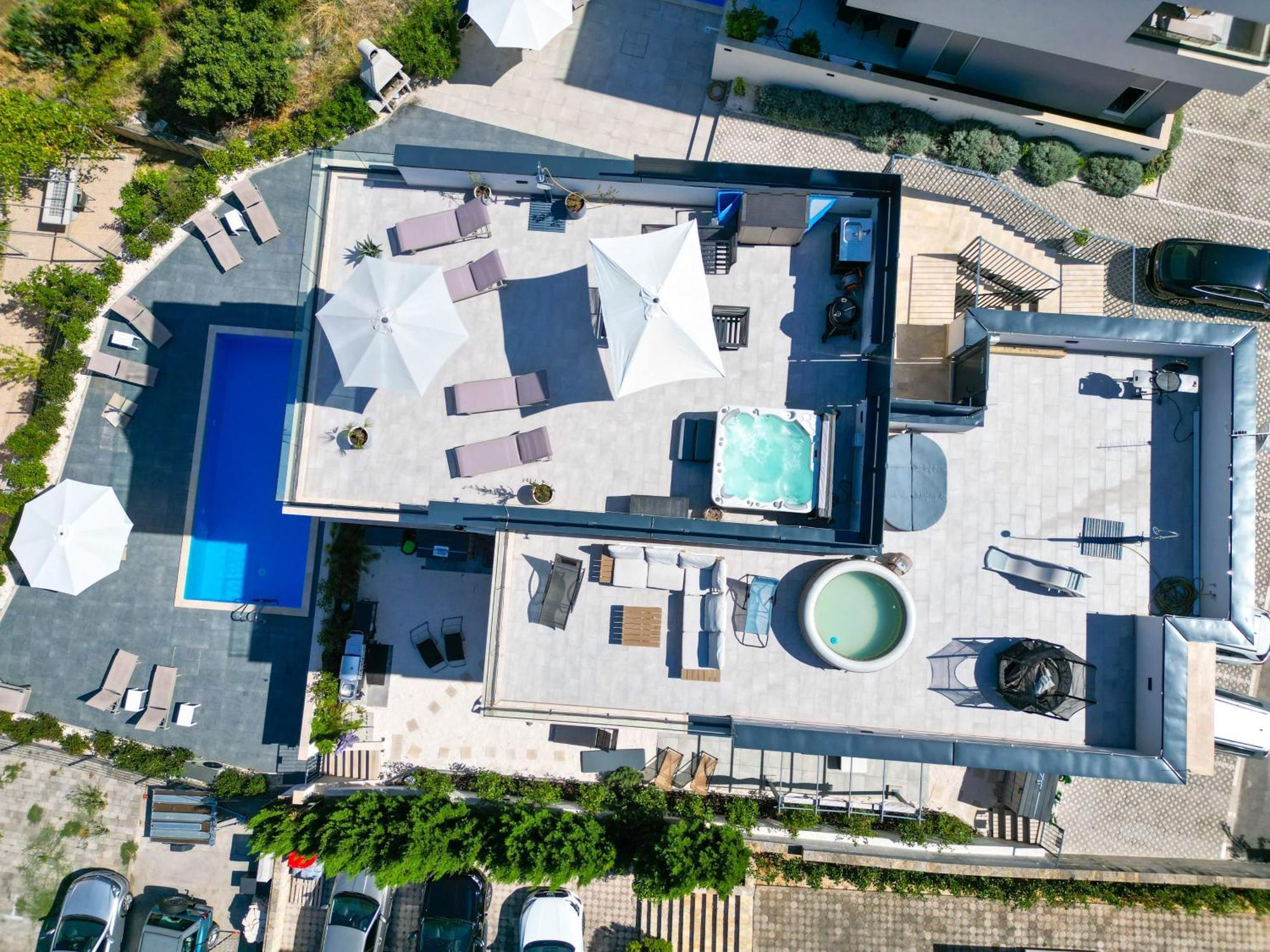 Apartment Alegria In Okrug With Heated Pool, Sea View, Jacuzzi, Wifi Trogir Ngoại thất bức ảnh
