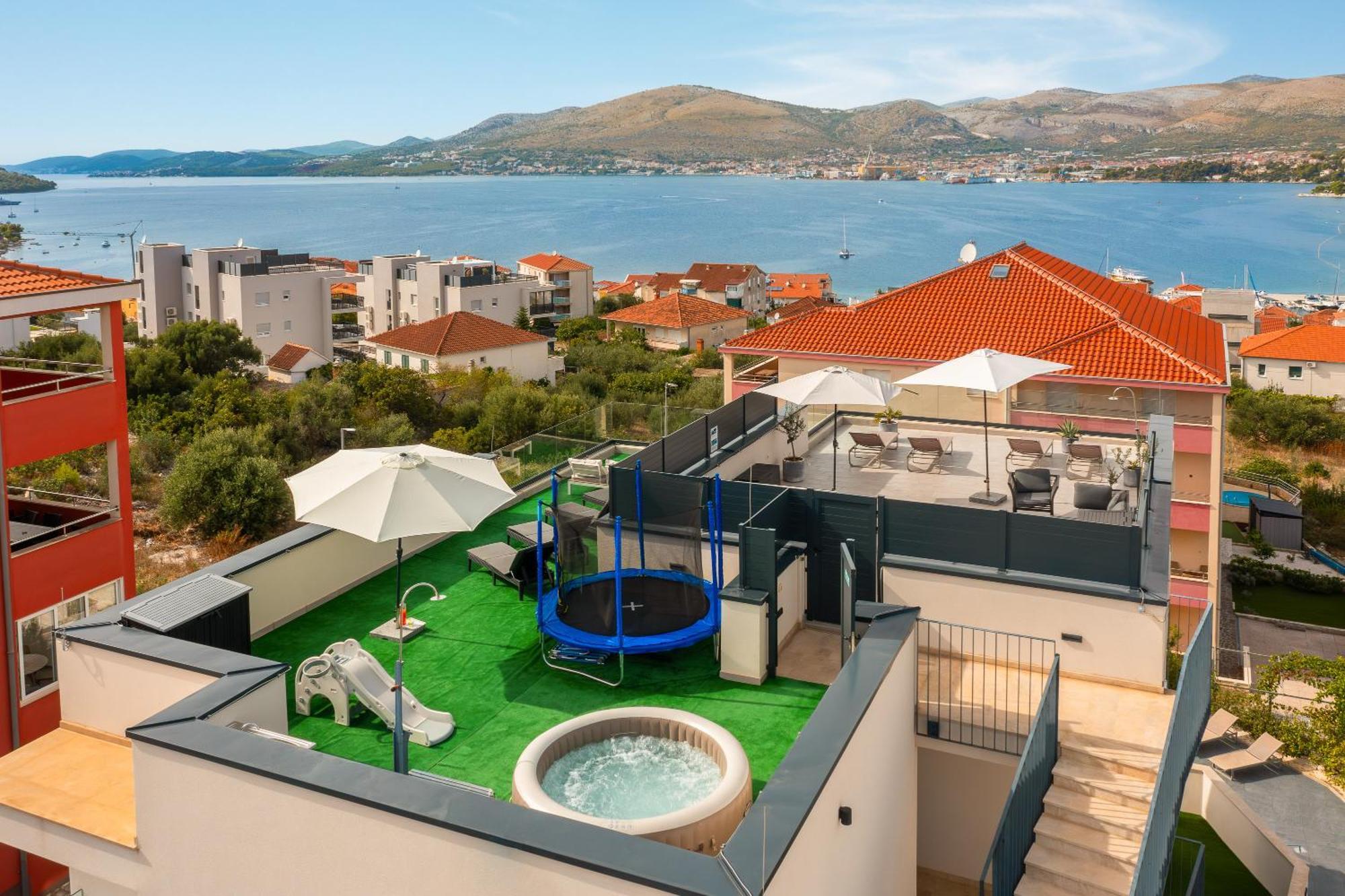 Apartment Alegria In Okrug With Heated Pool, Sea View, Jacuzzi, Wifi Trogir Ngoại thất bức ảnh